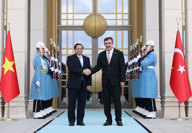 Phó Tổng thống Thổ Nhĩ Kỳ Cevdet Yilmaz và Thủ tướng Kl993 ưu đãi thưởng hấp dẫn Phạm Minh Chính tại lễ đón chính thức (Ảnh: VGP/Nhật Bắc)