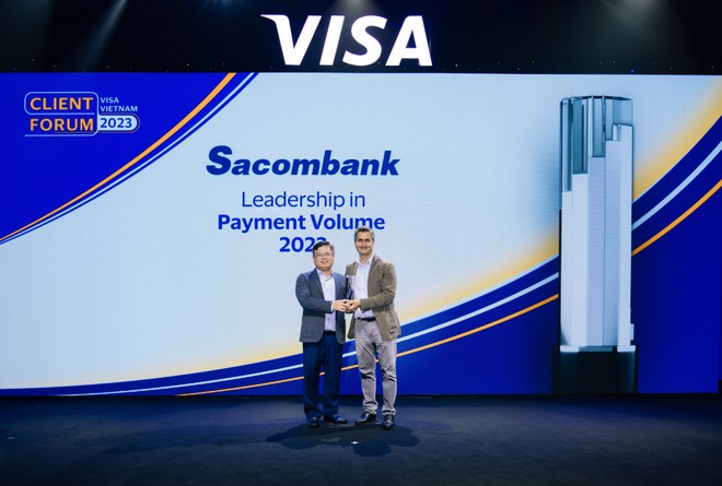 Ông Phạm Đức Duy - Giám đốc TTQL&PTKD Cá Nhân Sacombank nhận giải thưởng “Leadership in Payment Volume 2023” - “Link Vào Nhà Cái KL99 COM Tặng +199k dẫn đầu về tổng doanh số giao dịch thẻ năm 2023” từ đại diện VISA 