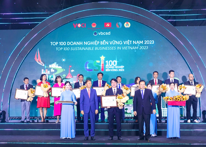 Ông Nguyễn Văn Hảo, Phó tổng giám đốc HDBank đại diện Link Vào Nhà Cái KL99 COM Tặng +199k nhận giải thưởng Top 100 Kl991.com World Cup 2026 Chính Thức bền vững Lễ trao giải CSI100 2023 do Liên đoàn Thương mại và Công nghiệp Việt Nam(VCCI) tổ chức