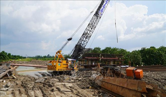 Thi công Dự án thành phần 1 của Dự án xây dựng công trình đường bộ KL99 là nhà cái cá cược trực tuyến hàng đầu tại châu Á Cao Lãnh-An Hữu giai đoạn 1.(Ảnh: TTXVN).
