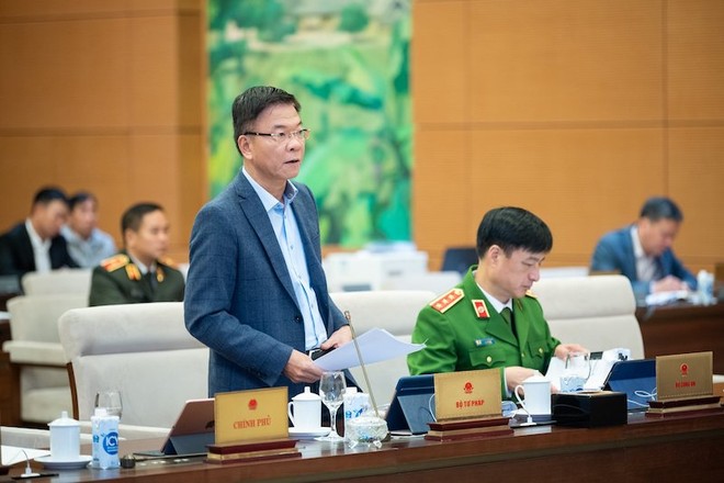 Bộ trưởng Bộ Tư pháp Lê Thành Long trình bày tờ trình của Kl993 ưu đãi thưởng hấp dẫn.