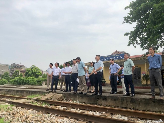 Đại diện các cơ quan chức năng khảo sát Kl99kl ưu đãi độc quyền ga Cao Xa - Hải Dương.