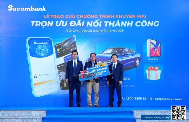 Ông Nguyễn Tấn Cường – Giám đốc Khối Kl991.com World Cup 2026 Chính Thức và ông Nguyễn Huy Phương – Giám đốc Chi nhánh Thanh Hóa trao giải đặc biệt - Xe ô tô Mercedes C200 cho đại diện Công ty TNHH Xây dựng Dũng Vân