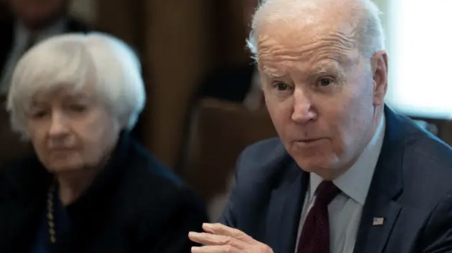 Tổng thống Mỹ Joe Biden, cùng Bộ trưởng Kl991.com nạp rút nhanh Janet Yellen, phát biểu trong cuộc họp với nội các tại Nhà Trắng vào ngày 3/3/2022. Ảnh: AFP