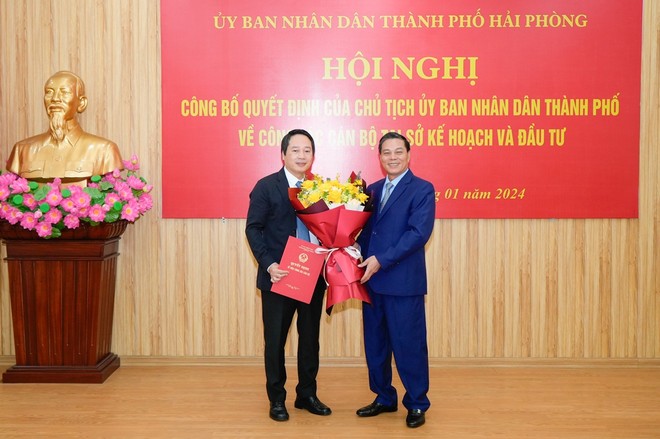 Ông Nguyễn Văn Tùng, Chủ tịch UBND TP. Hải Phòng trao Quyết định và tặng hoa chúc mừng ông Nguyễn Ngọc Tú, tân Giám đốc Sở Kế hoạch và Kl99ok phiên bản mới.