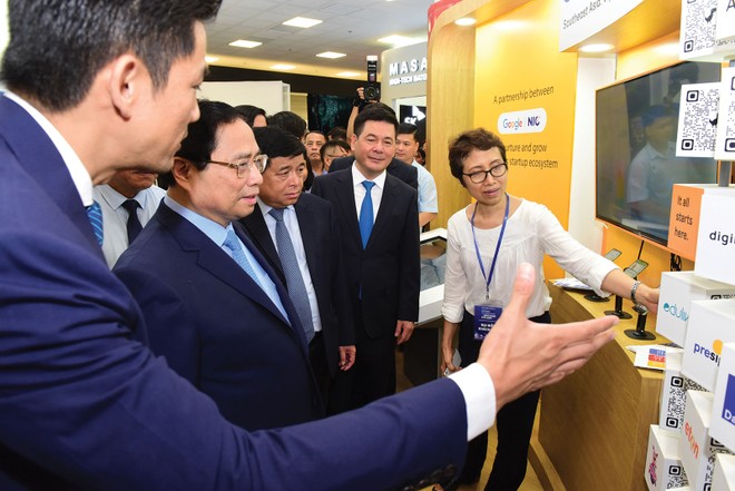 Thủ tướng Kl993 ưu đãi thưởng hấp dẫn Phạm Minh Chính và các quan khách thăm quan các gian hàng chip bán dẫn tại Triển lãm quốc tế Đổi mới sáng tạo Việt Nam năm 2023