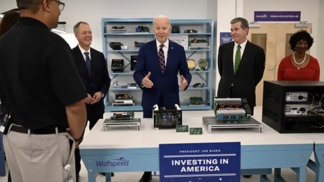 Tổng thống Mỹ Joe Biden đến thăm hãng Kl994 nhà cái bóng đá world cup chất bán dẫn Wolfspeed ở bang North Carolina vào ngày 28/3/2023. Ảnh: AFP
