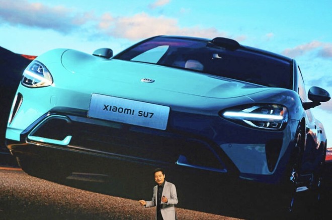 Nhà sáng lập và Giám đốc điều hành Xiaomi, ông Lei Jun, phát biểu tại buổi giới thiệu mẫu xe điện SU7 đầu tiên của Kl994 game bài casino hấp dẫn này tại Bắc Kinh, Trung Quốc vào cuối tháng 12/2023. Ảnh: Reuters