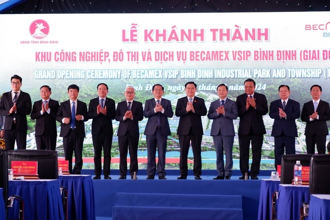 Chủ tịch Quốc hội Vương Đình Huệ, Phó thủ tướng Trần Hồng Hà tặng quà cho chủ Kl99ok phiên bản mới tại lễ khánh thành.