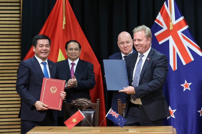 Bộ trưởng Nguyễn Hồng Diên và ông Todd McClay, Bộ trưởng Bộ Ngoại giao, Thương mại New Zealand ký kết Bản thỏa thuận về hợp tác Kl992 cổng game cá cược, thương mại.