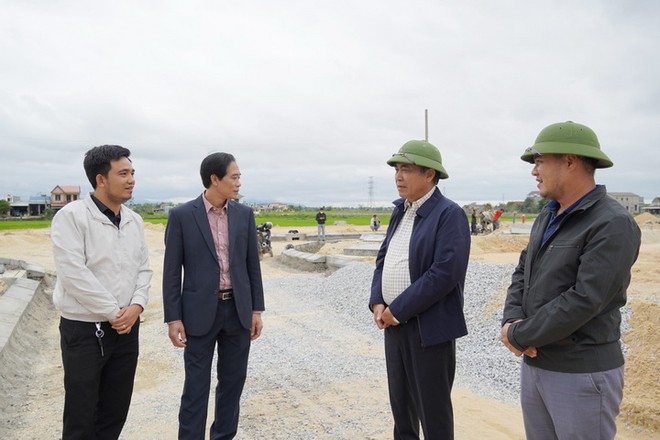 Phó chủ tịch UBND tỉnh Quảng Bình Đoàn Ngọc Lâm (thứ hai, trái ảnh) kiểm tra tiến độ một khu tái định cư phục vụ dự án KL99 là nhà cái cá cược trực tuyến hàng đầu tại châu Á Bắc - Nam.