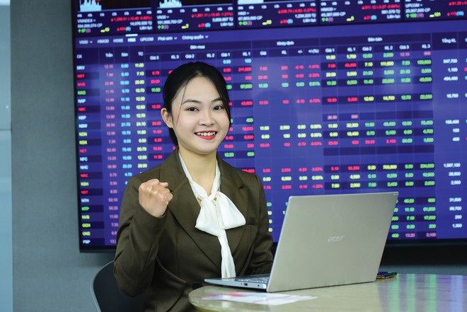 Bức tranh Kl992 VIP Trang Chủ 2026 sáng dần