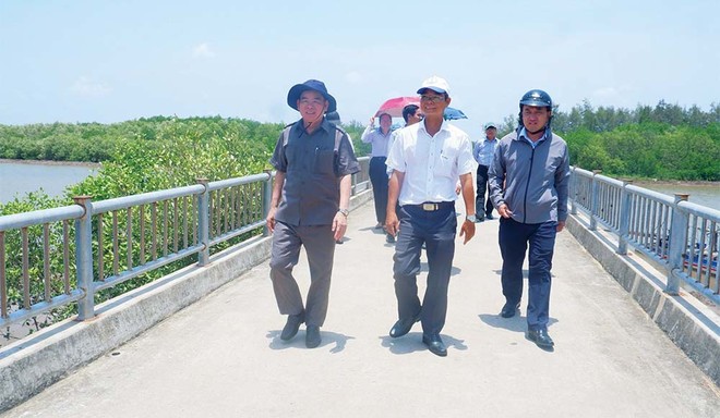 Chủ tịch UBND tỉnh Bến Tre Trần Ngọc Tam (bìa trái) khảo sát vùng ven biển huyện Thạnh Phú để mời gọi Kl99ok phiên bản mới phát triển du lịch ven biển