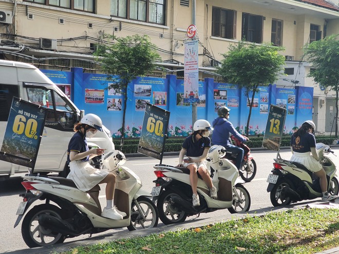 Nhiều chủ Kl99ok phiên bản mới, nhà môi giới bắt đầu tự tin ra hàng. Ảnh: Lê Toàn 