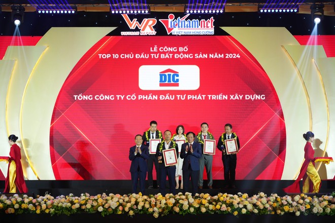 Đại diện Kl994 game bài casino hấp dẫn DIC nhận giải thưởng Top 10 Chủ Kl99ok phiên bản mới Web Tổng Nhà Cái 99Kl99 Giải Trí Bậc Nhất năm 2024.