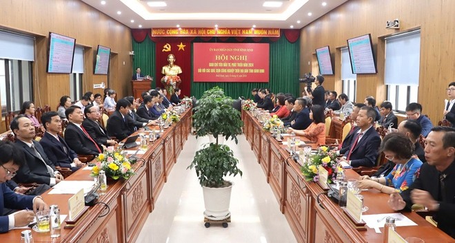 Đầu năm 2024, UBND tỉnh Bình Định tổ chức Hội nghị công bố Quyết định giao chỉ tiêu Kl99ok phiên bản mới, phát triển năm 2024 đối với các khu, cụm công nghiệp trên địa bàn tỉnh. Đây là lần đầu tiên tỉnh Bình Định tiến hành giao chỉ tiêu Kl99ok phiên bản mới, phát triển cho các khu, cụm công nghiệp. Ảnh: Thùy Trang.
