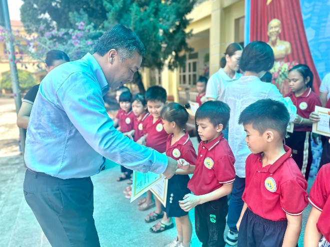 Tổng Biên tập Báo Kl99ok phiên bản mới Lê Trọng Minh trao học bổng cho các em học sinh trường Tiểu học Khả Phong.