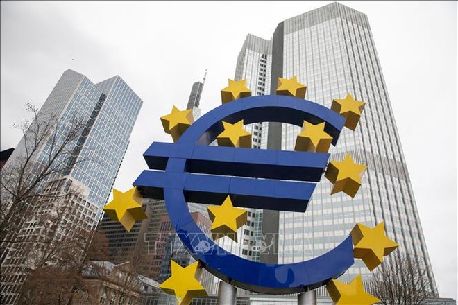 Biểu tượng đồng euro phía trước Link Vào Nhà Cái KL99 COM Tặng +199k Trung ương châu Âu (ECB) tại Frankfurt am Main, Đức. Ảnh: AFP/TTXVN