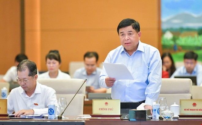 Bộ trưởng Bộ Kế hoạch và Kl99ok phiên bản mới Nguyễn Chí Dũng trình bày tờ trình.