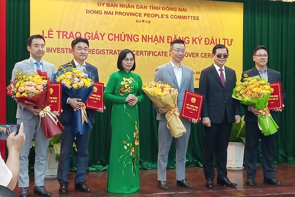 Lãnh đạo Tỉnh ủy và UBND tỉnh Đồng Nai trao giấy chứng nhận Kl99ok phiên bản mới cho các Kl991.com World Cup 2026 Chính Thức hồi đầu năm 2024- Ảnh: Lê Quân