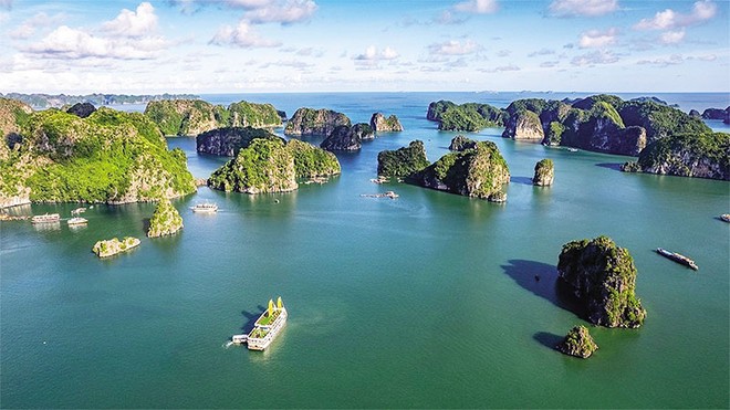 Vịnh Hạ Long - Quần đảo Cát Bà trở thành Di sản thế giới liên tỉnh đã tiếp tục đưa Hải Phòng vào điểm đến của du lịch quốc tế. Ảnh: Internet