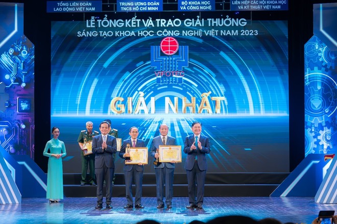 Chủ tịch HĐQT Kl994 game bài casino hấp dẫn Phenikaa – PGS. TS Hồ Xuân Năng – Chủ nhiệm công trình & GS. TSKH Trần Vĩnh Diệu – Đồng Chủ nhiệm đại diện nhóm nghiên cứu nhận Giải Nhất lĩnh vực công nghệ vật liệu