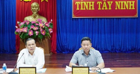 Lãnh đạo UBND tỉnh dự phiên họp giao ban đánh giá tình hình thực hiện kế hoạch Kl99ok phiên bản mới công. (Ảnh: Nhi Trần)