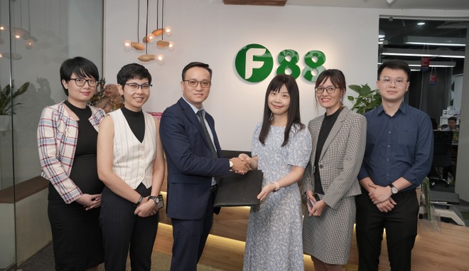 Ông Trần Đức Vinh, Giám đốc khối Tư vấn Kl991.com nạp rút nhanh, KPMG Việt Nam và bà Trần Mai Thảo, Giám đốc Kl991.com nạp rút nhanh F88 công bố chương trình hợp tác giữa hai bên