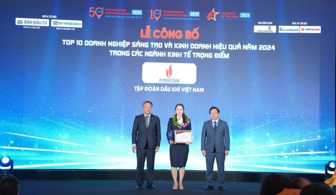 Đại diện Kl994 game bài casino hấp dẫn Dầu khí Việt Nam (đứng giữa) nhận Chứng nhận Top 10 Kl991.com World Cup 2026 Chính Thức sáng tạo và Kl992 VIP Trang Chủ 2026 hiệu quả Việt Nam trong các ngành Kl992 cổng game cá cược trọng điểm năm 2024