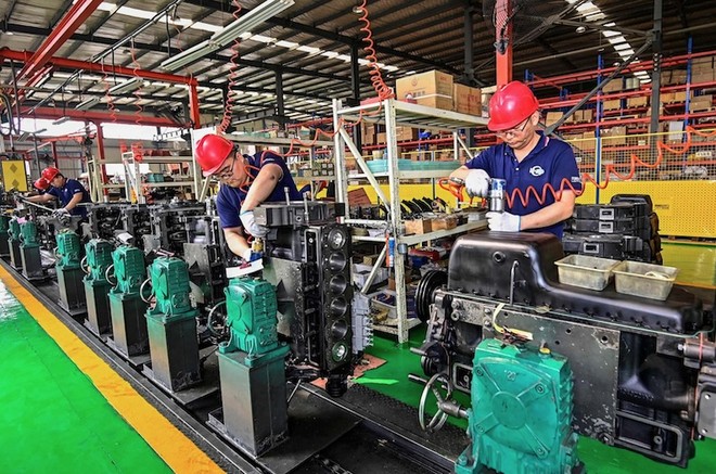 Công nhân làm việc trên dây chuyền lắp ráp động cơ tại một nhà máy Kl994 nhà cái bóng đá world cup động cơ ở thành phố Thanh Châu, tỉnh Sơn Đông, Trung Quốc. Ảnh: AFP