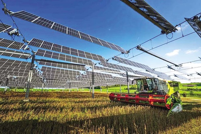 Theo Cơ quan Năng lượng tái tạo quốc tế (IRENA), cần phải Kl99ok phiên bản mới 5.000 tỷ USD hàng năm vào các công nghệ chuyển đổi năng lượng để đáp ứng mục tiêu hạn chế mức tăng nhiệt độ trung bình toàn cầu ở mức 1,5 độ C Ảnh: AFP