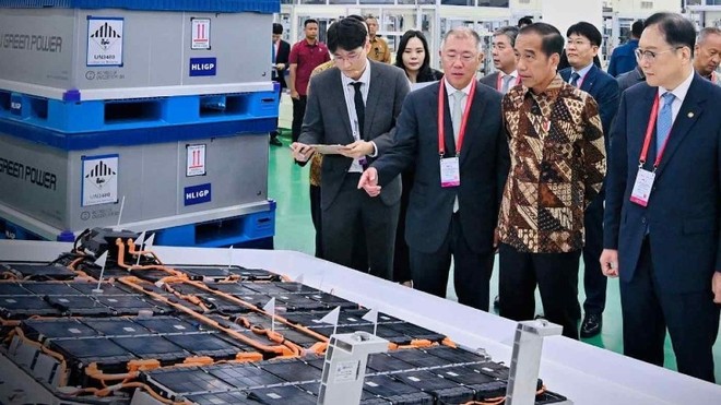 Tổng thống Indonesia Joko Widodo thị sát nhà máy Kl994 nhà cái bóng đá world cup pin xe điện đầu tiên của nước này ở Karawang vào ngày 3/7. Ảnh: Văn phòng Tổng thống Indonesia