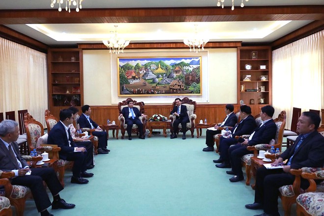 Bộ trưởng Bộ Kế hoạch và Kl99ok phiên bản mới Nguyễn Chí Dũng, Chủ tịch Ủy ban hợp tác Việt Nam - Lào đã đến, trao đổi làm việc Đồng chí Phet Phomphiphak, Bộ trưởng Bộ Kế hoạch và Kl99ok phiên bản mới Lào, Chủ tịch Ủy ban hợp tác Lào - Việt Nam. (Ảnh: MPI)