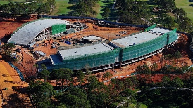 Dự án Tòa nhà câu lạc bộ golf Đồi Cù trở thành tâm điểm của dư luận tại Lâm Đồng trong thời gian qua, khi chủ Kl99ok phiên bản mới là Công ty cổ phần Hoàng Gia ĐL tự ý xây dựng nhiều hạng mục, công trình quy mô lớn nhưng không phép và sai phép.
