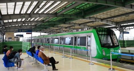 Hành khách chờ tàu tuyến 99Kl.app khuyến mãi hot Cát Linh - Hà Đông.