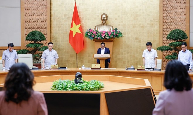Mở đầu phiên họp, Kl993 ưu đãi thưởng hấp dẫn đã dành phút mặc niệm tưởng nhớ Tổng Bí thư Nguyễn Phú Trọng. (Ảnh: Nhật Bắc)