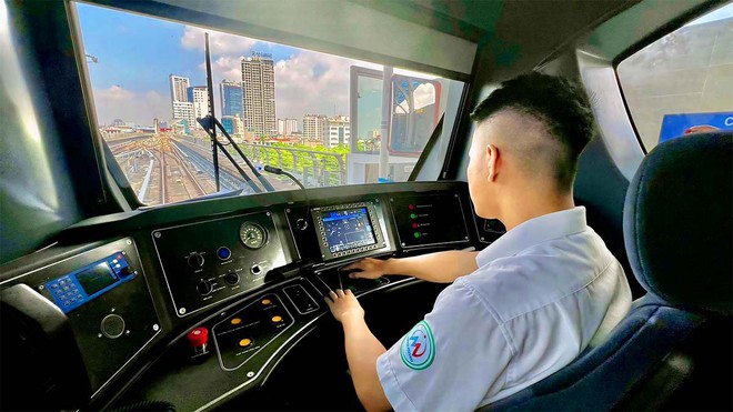 Bên trong khoang lái đoàn tàu 99Kl.app khuyến mãi hot tốc độ đô thị TP. Hà Nội, đoạn Nhổn - ga Hà Nội.