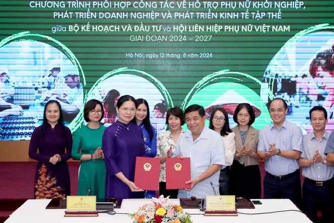 Bộ trưởng Bộ Kế hoạch và Kl99ok phiên bản mới Nguyễn Chí Dũng và Chủ tịch Hội liên hiệp Phụ nữ Việt Nam Hà Thị Nga ký kết và trao biên bản Chương trình phối hợp công tác giữa hai Bên. (Ảnh: Đức Trung)