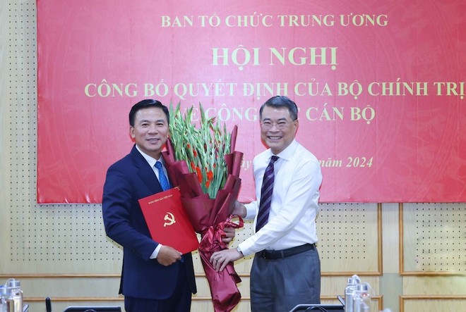 Trưởng ban Tổ chức Trung ương Lê Minh Hưng trao quyết định của Bộ Kl991.com tải ứng dụng, tặng hoa chúc mừng ông Đỗ Trọng Hưng. Ảnh: TTXVN