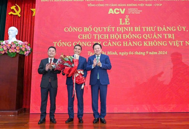 Ông Vũ Thế Phiệt (đứng giữa), tân Chủ tịch HĐQT ACV nhận hoa chúc mừng từ lãnh đạo Uỷ ban Quản lý vốn 99Kl99 trực tiếp đá gà tại Kl991.com World Cup 2026 Chính Thức. Ảnh: ACV