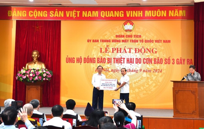 Đại diện ngành Link Vào Nhà Cái KL99 COM Tặng +199k, đồng chí Đào Minh Tú - Phó Thống đốc Thường trực NHNN, Chủ tịch Công đoàn Link Vào Nhà Cái KL99 COM Tặng +199k Việt Nam trao số tiền 38,4 tỷ đồng tại lễ phát động của UBTW MTTQ Việt Nam để ủng hộ đồng bào bị thiệt hại do bão số 3