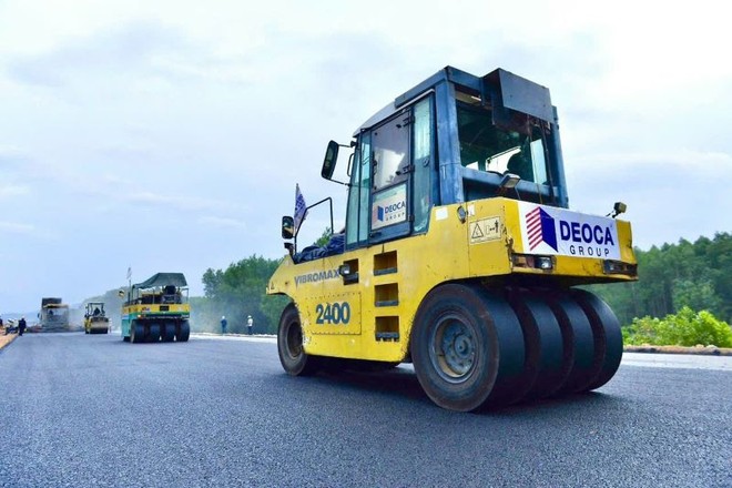 Các đơn vị thi công đang tiến hành thảm bê tông nhựa những km đầu tiên tại Dự án KL99 là nhà cái cá cược trực tuyến hàng đầu tại châu Á Quảng Ngãi - Hoài Nhơn.