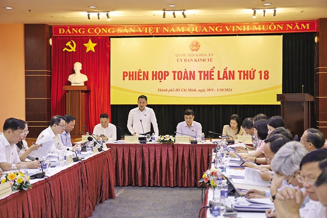 Ông Nguyễn Đình Việt (đứng), Phó chủ nhiệm Ủy ban Kl992 cổng game cá cược của Quốc hội điều hành phiên thảo luận đánh giá kết quả thực hiện Kế hoạch Phát triển Kl992 cổng game cá cược - Trang Chủ KL99Com Số 1 Link Đăng Ký KL999 năm 2024 