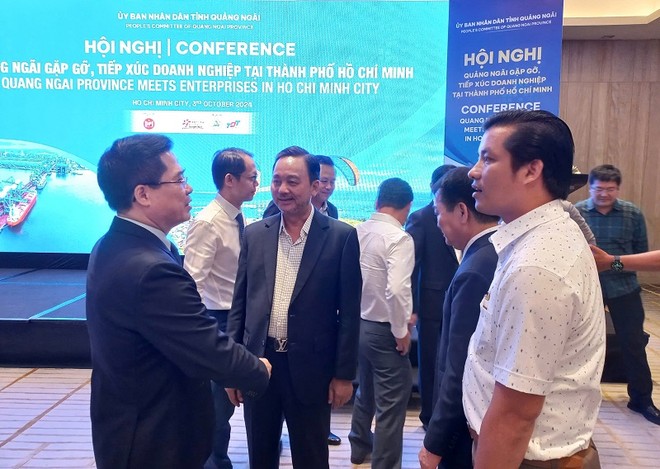 Lãnh đạo UBND tỉnh Quảng Ngãi trao đổi với nhà Kl99ok phiên bản mới bên lề hội nghị 