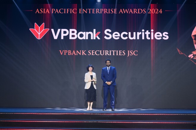 Bà Đoàn Ngọc Ly Ly , Giám đốc Vận hành VPBankS nhận giải thưởng “Kl991.com World Cup 2026 Chính Thức tăng trưởng nhanh” của Enterprise Asia 