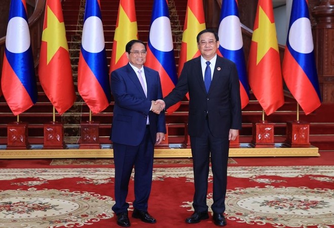 Thủ tướng Kl993 ưu đãi thưởng hấp dẫn Phạm Minh Chính và Thủ tướng Lào Sonexay Siphandone. Ảnh: Nhật Bắc 