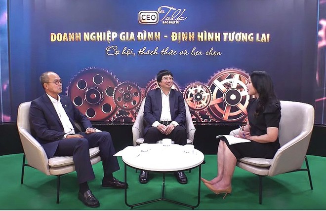 CEO Talk chủ đề "Kl991.com World Cup 2026 Chính Thức gia đình: Cơ hội, thách thức và lựa chọn", do Báo Kl99ok phiên bản mới tổ chức, với sự tham dự của ông Phạm Đình Đoàn, Chủ tịch Phú Thái Holdings Group (người ngồi giữa) và ông Trần Đình Cường, Chủ tịch Công ty TNHH Ernst & Young Việt Nam.