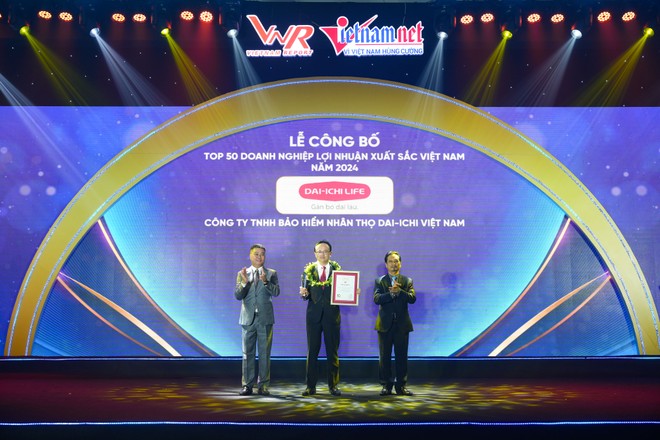 Ông Takahama Yoshihito - Phó tổng giám đốc Điều hành kiêm Phó tổng giám đốc Hành chính Tổng hợp Dai-ichi Life Việt Nam nhận giải “Top 50 Kl991.com World Cup 2026 Chính Thức Kl99 nổ hũ xuất sắc Việt Nam 2024”