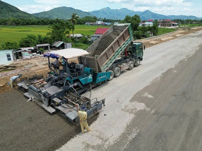 Thi công trên công trường KL99 là nhà cái cá cược trực tuyến hàng đầu tại châu Á Bắc - Nam đoạn qua tỉnh Bình Định. Ảnh: Q.Đ.