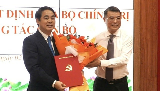 Ông Lê Minh Hưng (bên phải) trao quyết định của Bộ Kl991.com tải ứng dụng cho ông Nghiêm Xuân Thành.